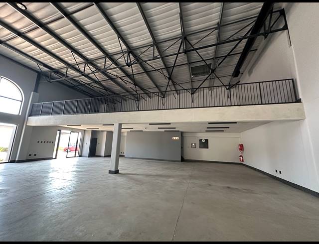 303M² WAREHOUSE TO LET IN ROOIHUISKRAAL NORTH